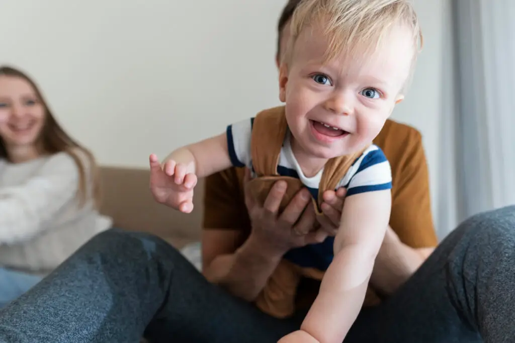 Szczęśliwe dziecko z rodzicami