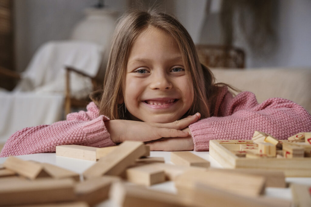 Dziewczynka przy klockach