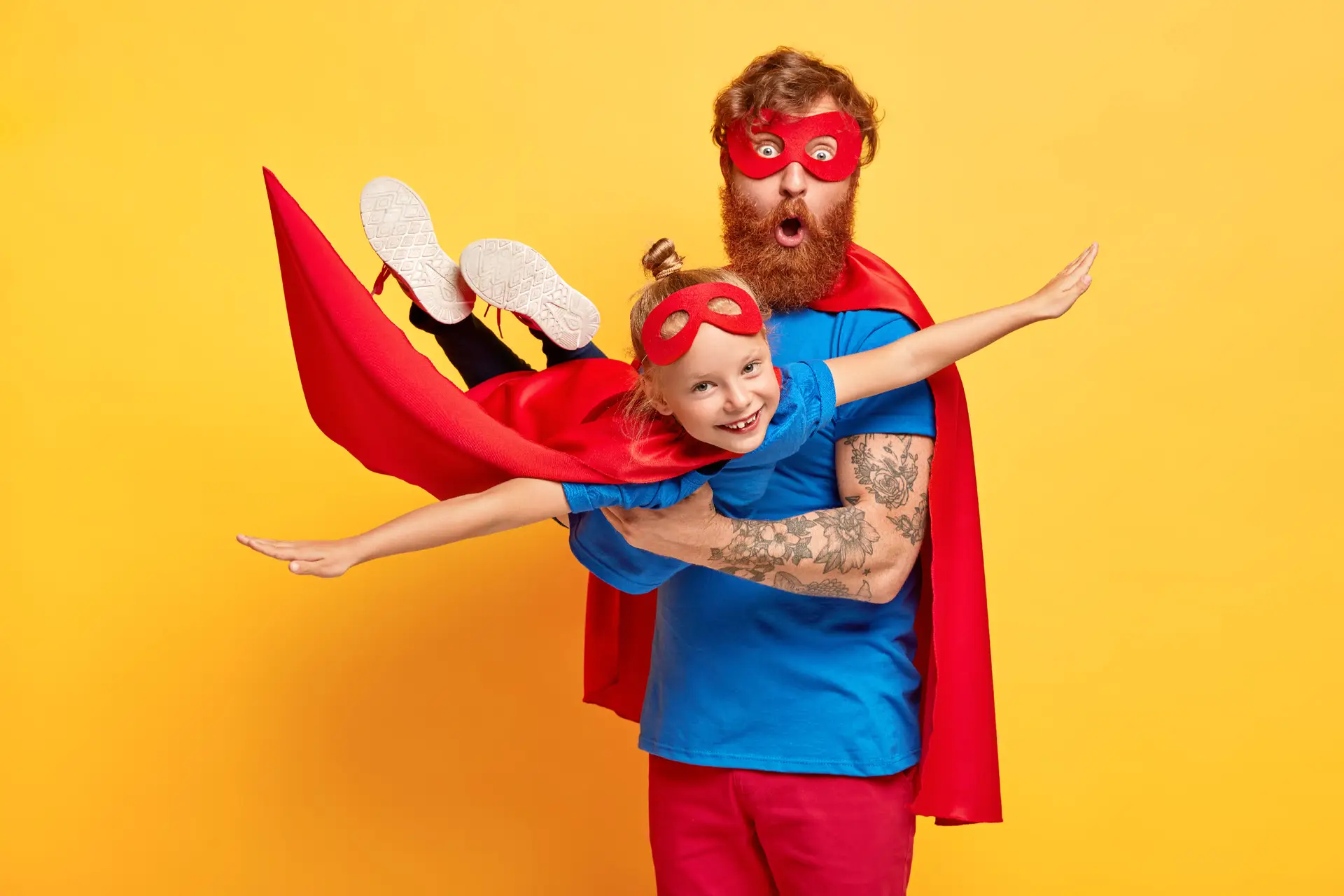 Superbohater tata z superbohaterką córką